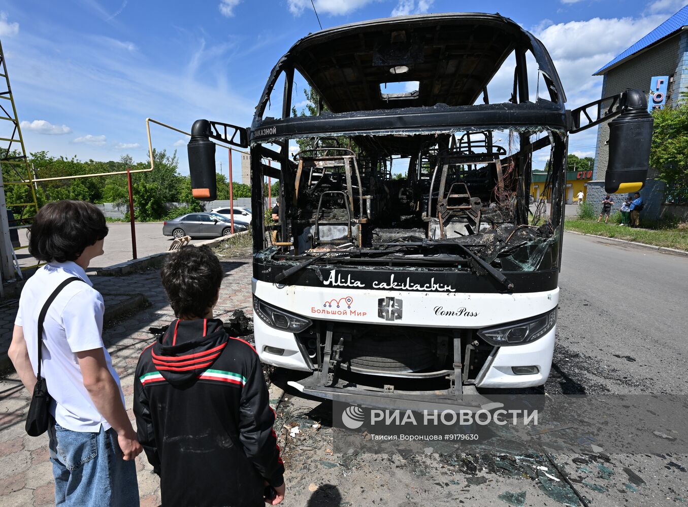 Последствия беспилотной атаки со стороны ВСУ на автобус в ДНР