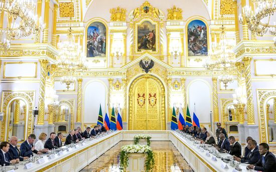 Встреча президента РФ Владимира Путина и президента Танзании Самии Сулуху Хассан