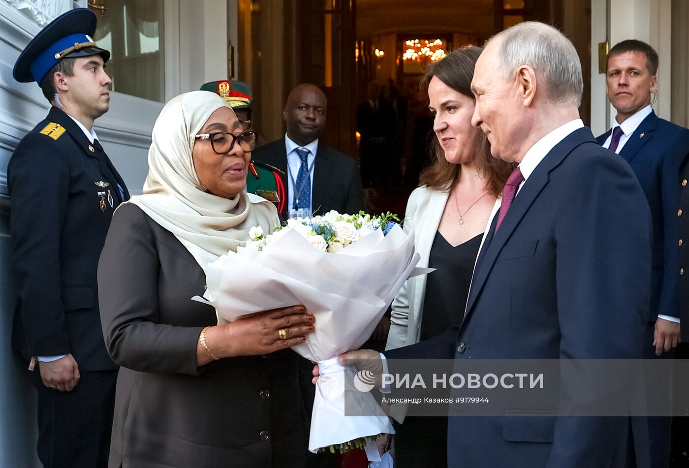 Встреча президента РФ Владимира Путина и президента Танзании Самии Сулуху Хассан