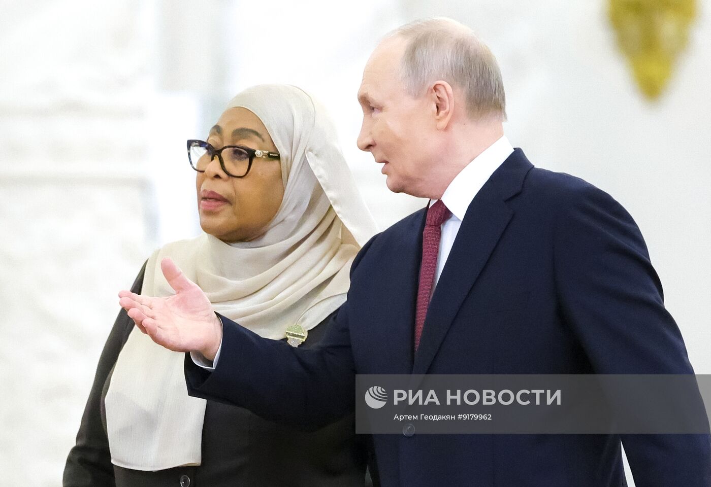 Встреча президента РФ Владимира Путина и президента Танзании Самии Сулуху Хассан