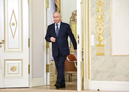 Встреча президента РФ Владимира Путина и президента Узбекистана Шавката Мирзиёева