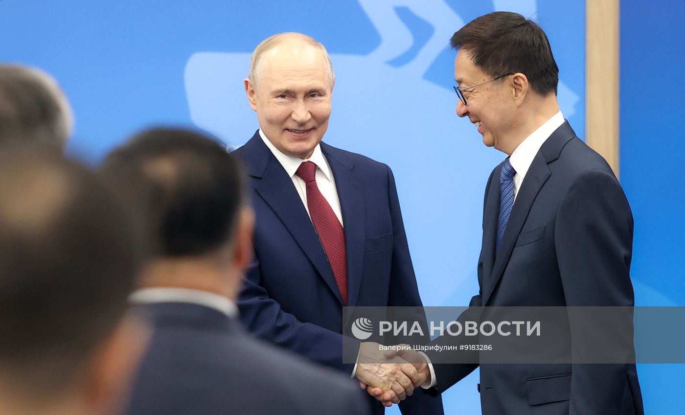 Встреча президента РФ Владимира Путина и заместителя председателя КНР Хань Чжэна