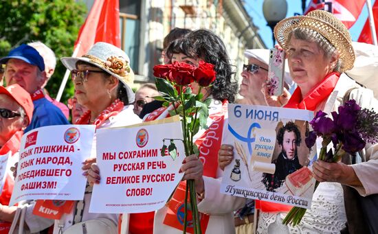 Возложение цветов к памятнику Пушкину и Гончаровой в Москве
