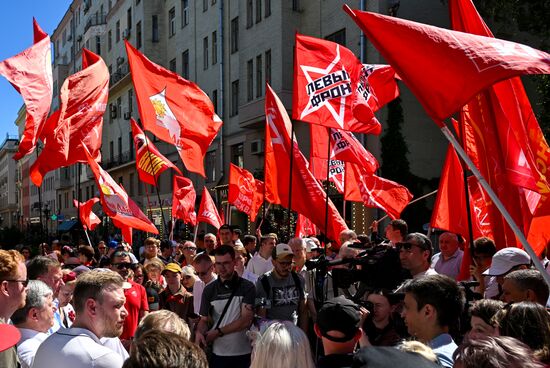Возложение цветов к памятнику Пушкину и Гончаровой в Москве