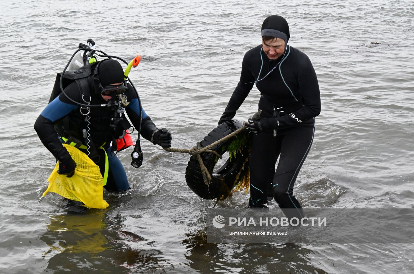 Очистка акватории бухты во Владивостоке