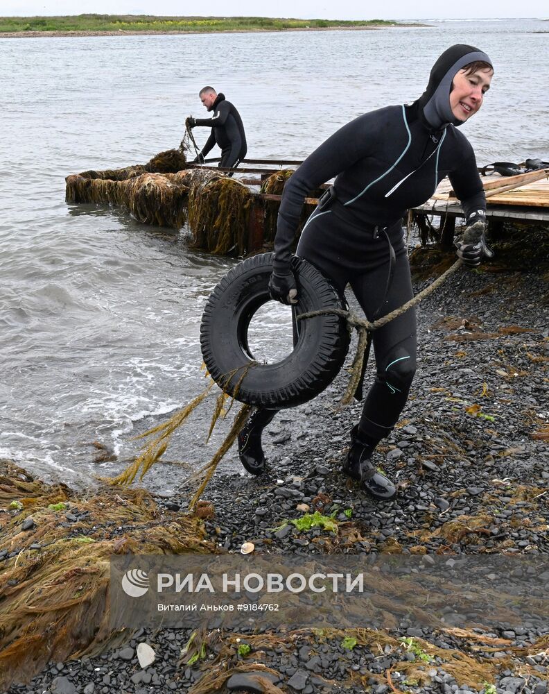 Очистка акватории бухты во Владивостоке