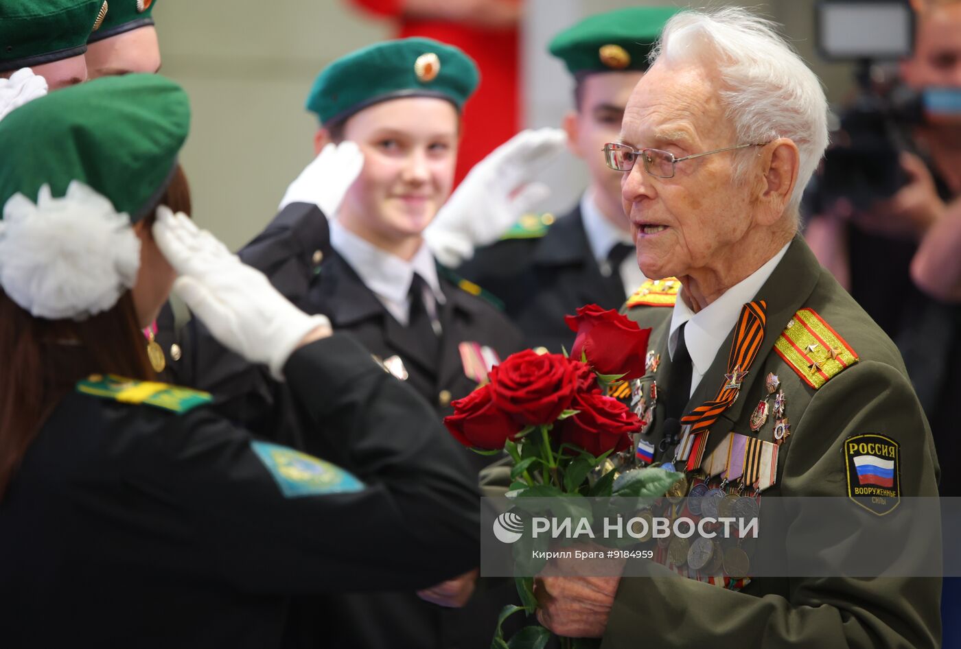 В Волгограде ветерана ВОВ Медкова поздравили со 100-летием