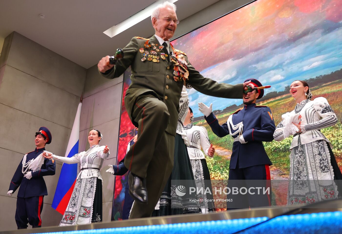 В Волгограде ветерана ВОВ Медкова поздравили со 100-летием