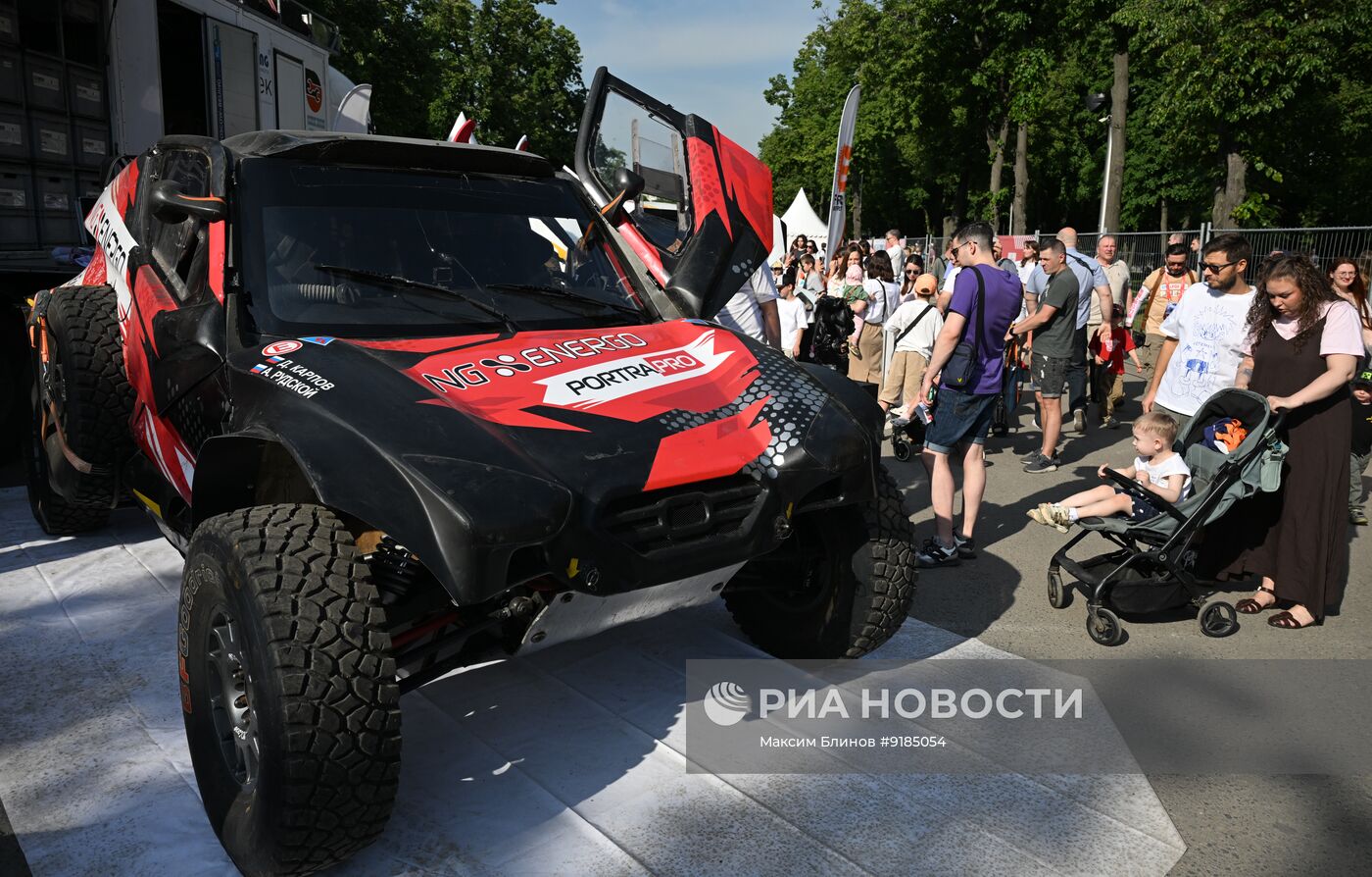 Международный спортивный фестиваль ралли "Шелковый путь" в Москве