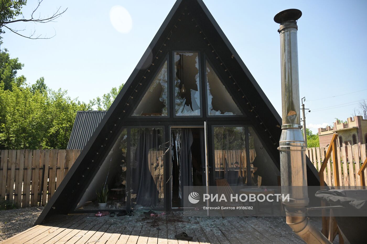 БПЛА ВСУ атаковал территорию глэмпинга в Луганске