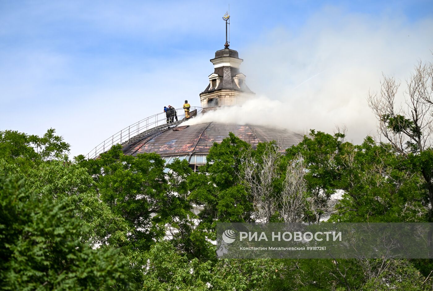 Пожар в здании музея-панорамы в Севастополе после атаки ВСУ