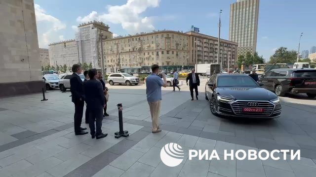 Послы ФРГ, Франции и Британии, просившие о встрече с заместителем Лаврова, прибыли в МИД РФ