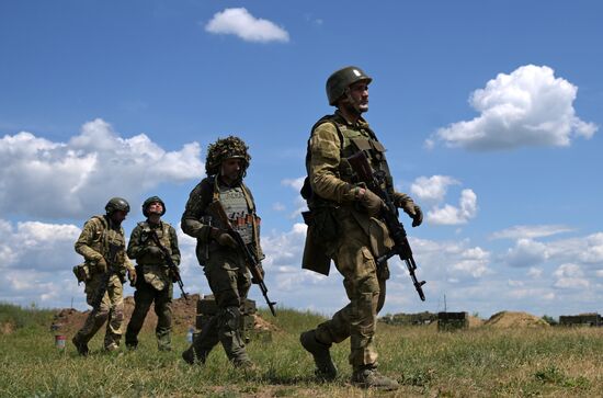 Боевая подготовка штурмовых подразделений бригады "Волки" в ЛНР