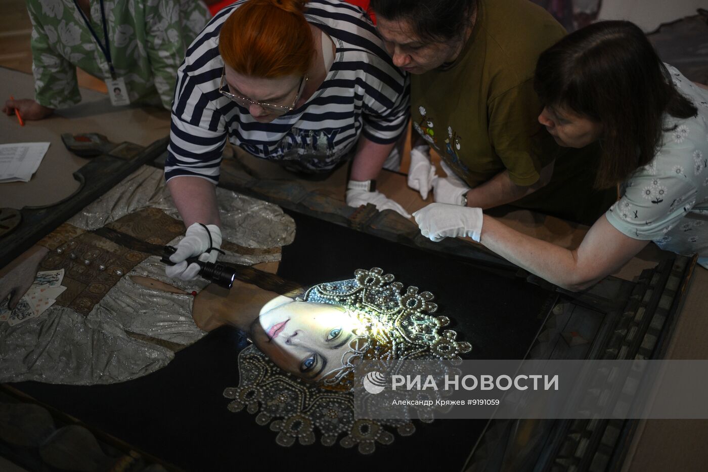 Распаковка экспонатов выставки "Илья Глазунов. К 95-летию со дня рождения" в Новосибирске