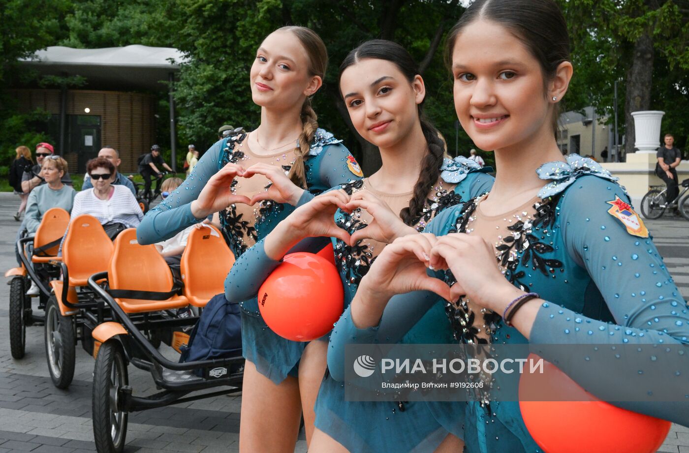 Показ "Неделя высокой моды в спорте: парад дизайнерских образов" в Москве