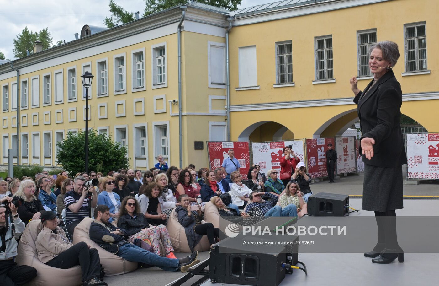 Спектакль "Три" в саду Всероссийского музея декоративного искусства в Москве