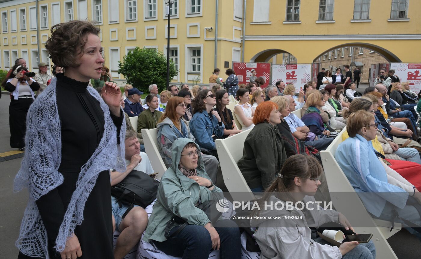 Спектакль "Три" в саду Всероссийского музея декоративного искусства в Москве