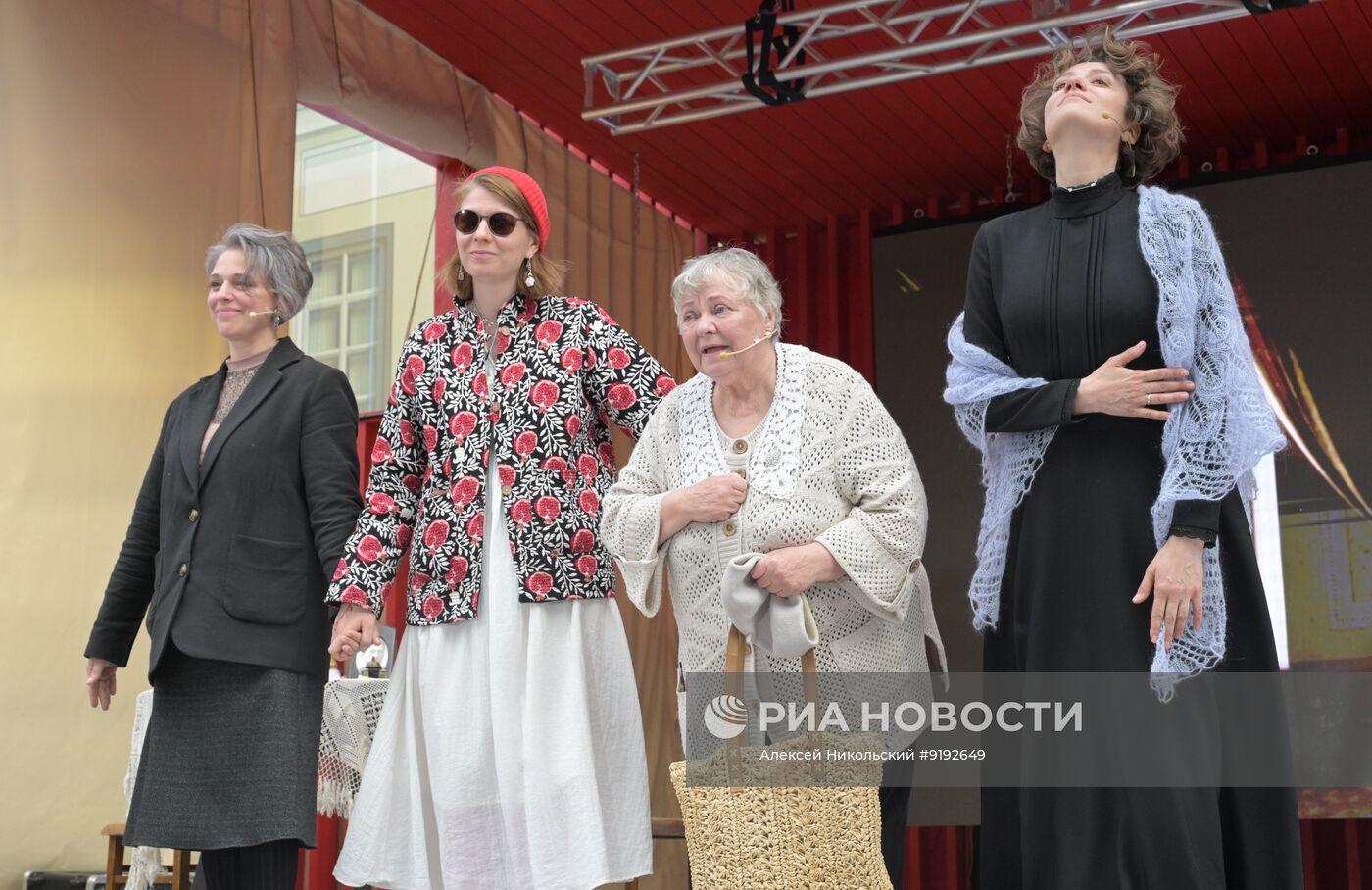 Спектакль "Три" в саду Всероссийского музея декоративного искусства в Москве
