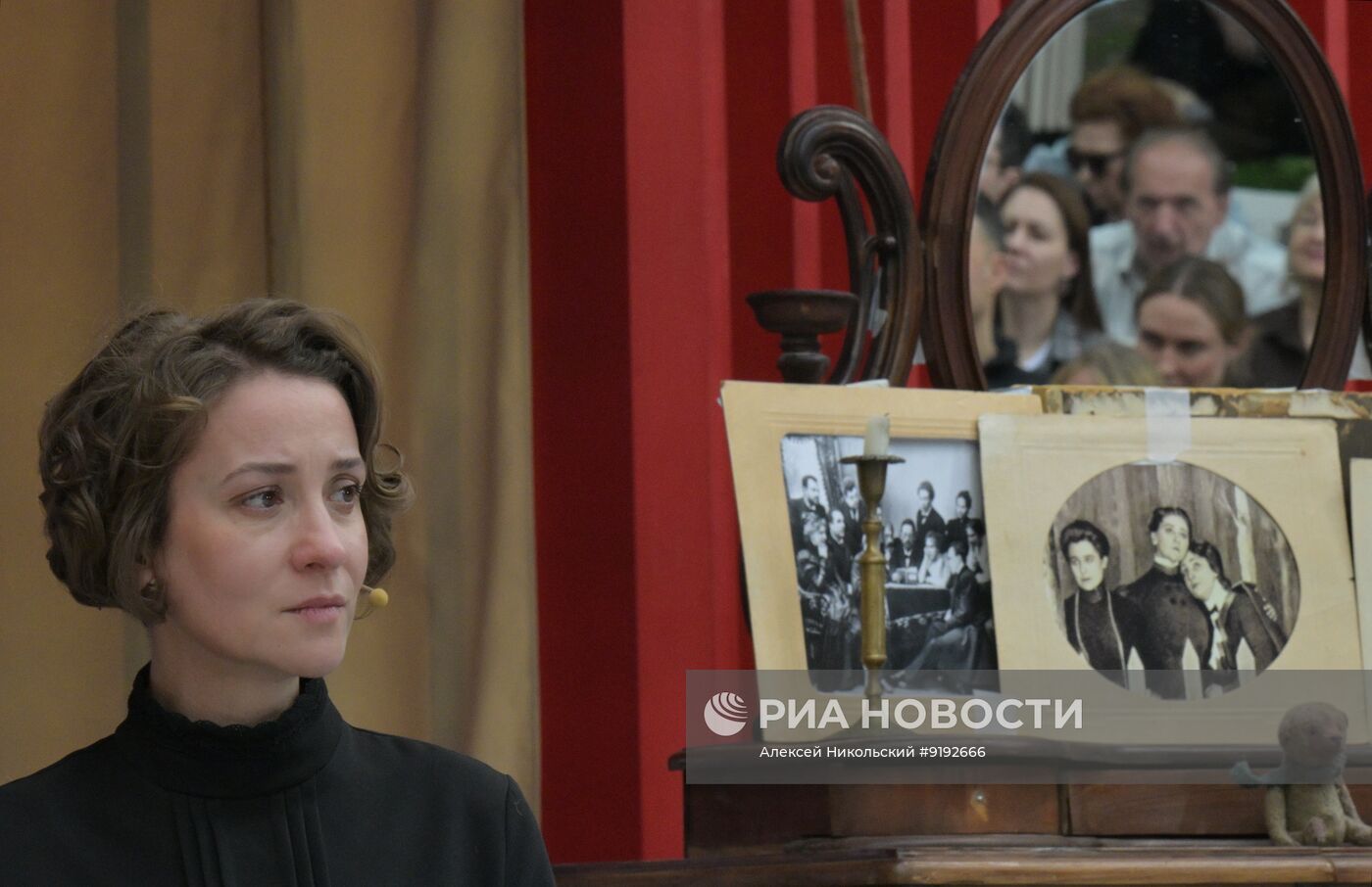 Спектакль "Три" в саду Всероссийского музея декоративного искусства в Москве