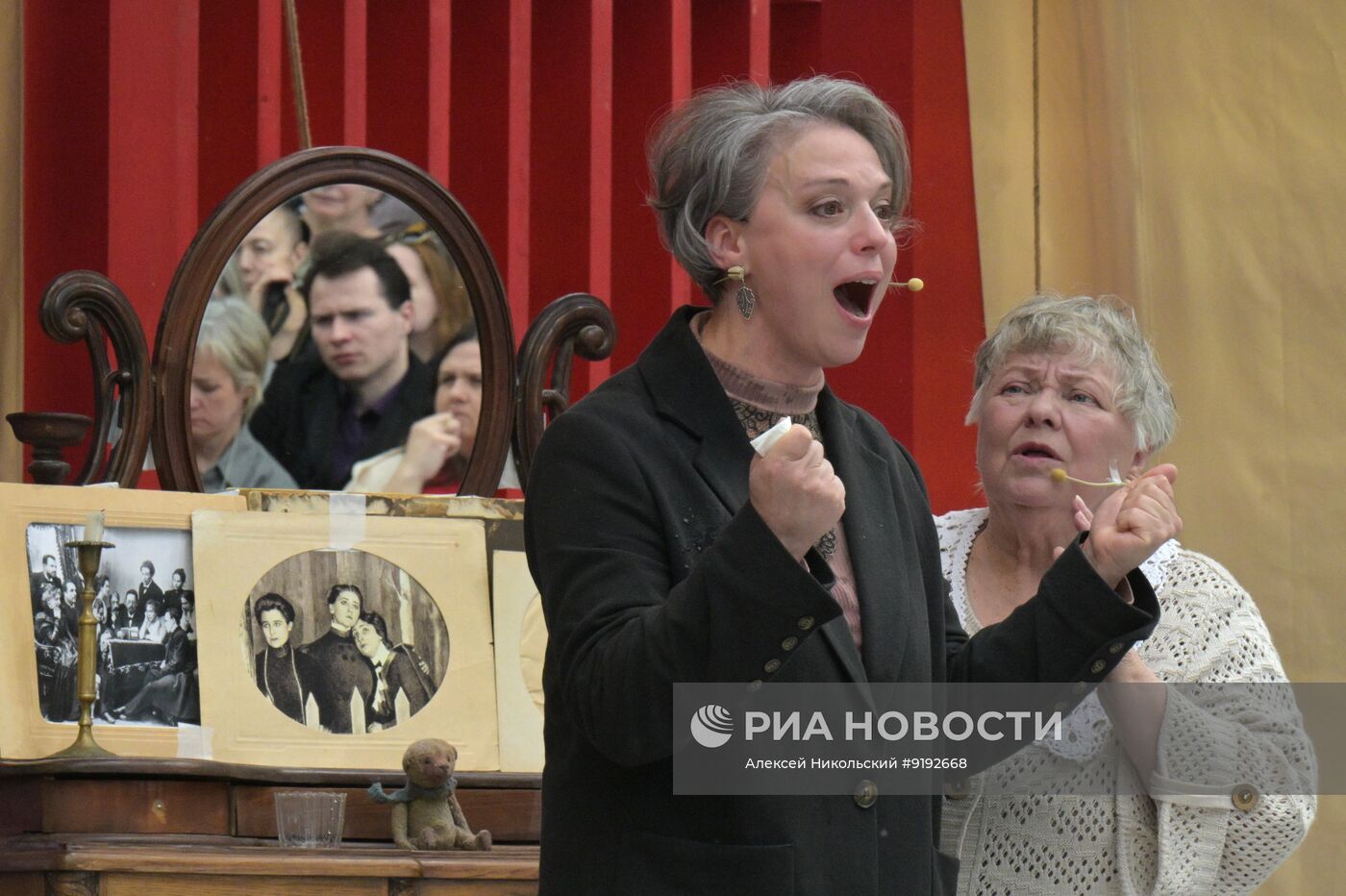 Спектакль "Три" в саду Всероссийского музея декоративного искусства в Москве
