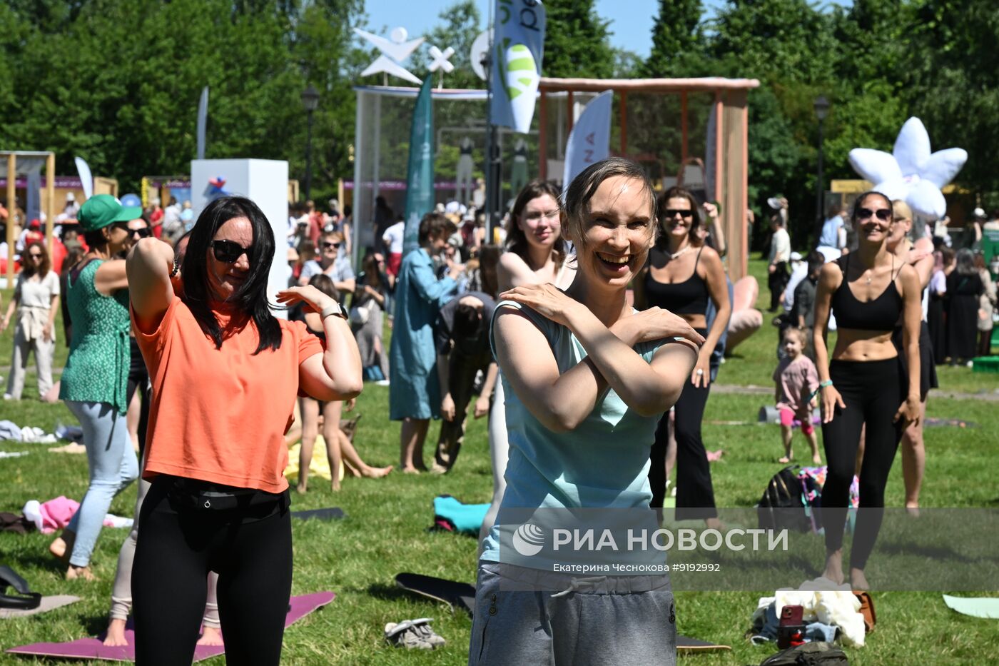 Празднование в Москве Международного дня йоги