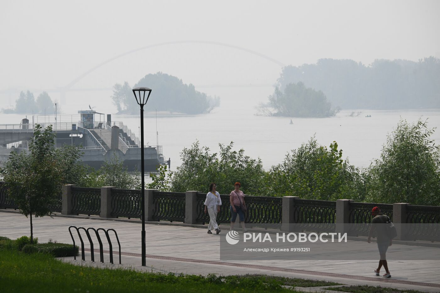 Дым от лесных пожаров накрыл Новосибирск