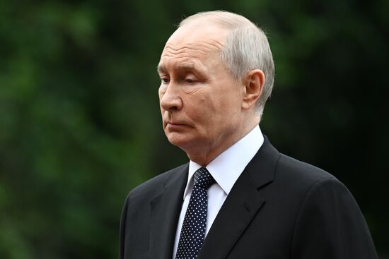 Возложение цветов к Могиле Неизвестного Солдата в Москве в День памяти и скорби
