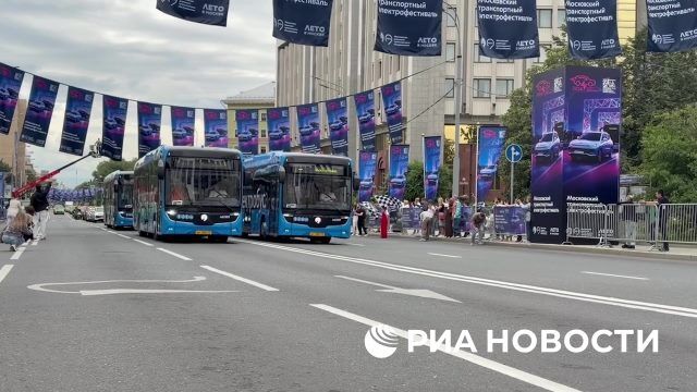 Парад электротранспорта по Садовому кольцу в Москве