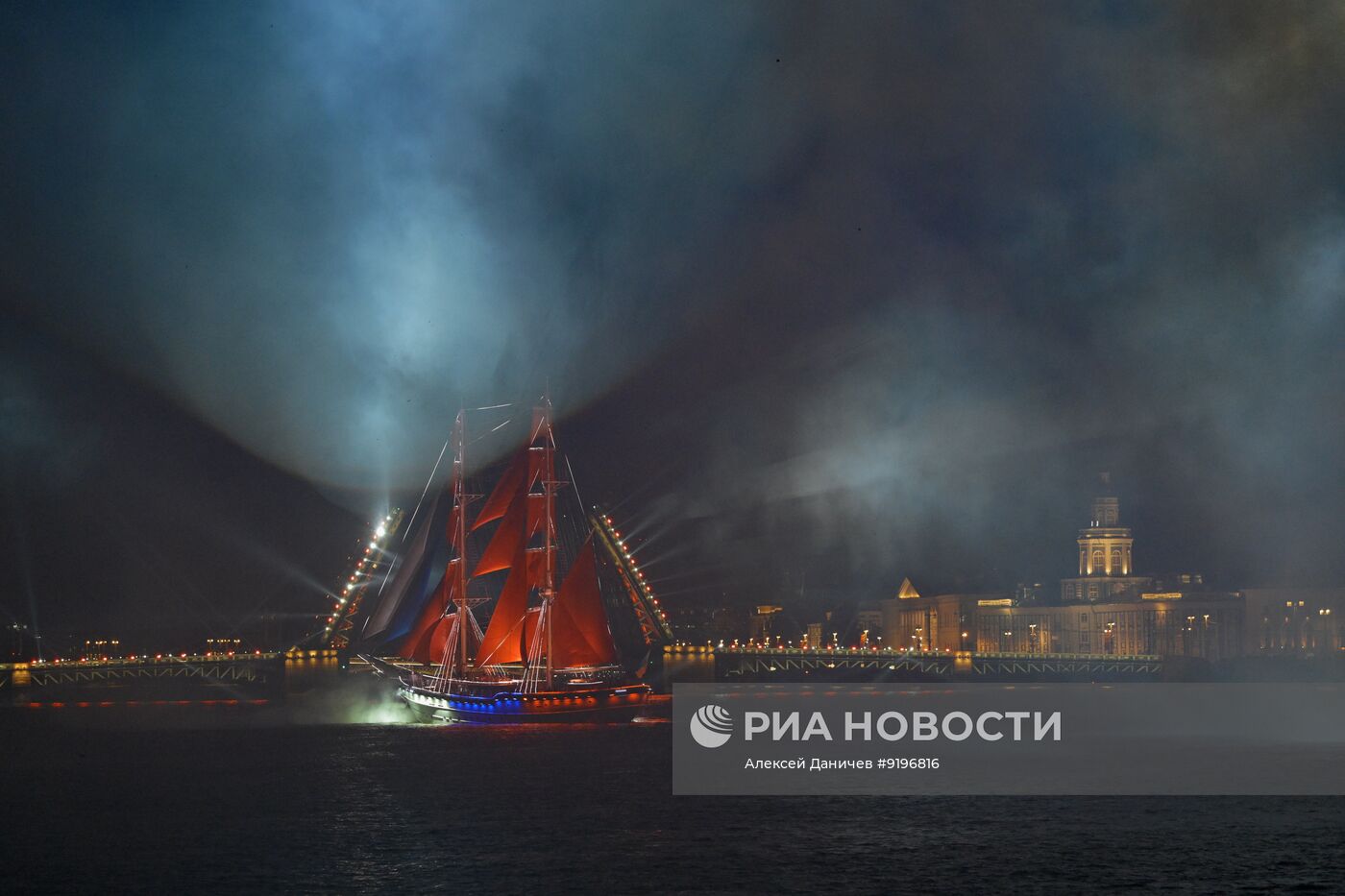 Праздник выпускников "Алые паруса" в Санкт-Петербурге