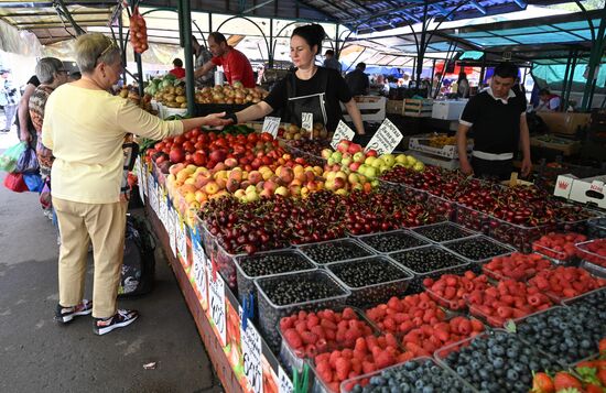 Продажа фруктов и ягод в Москве