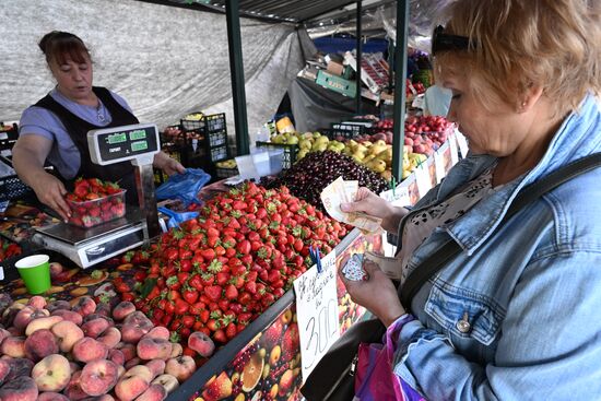 Продажа фруктов и ягод в Москве
