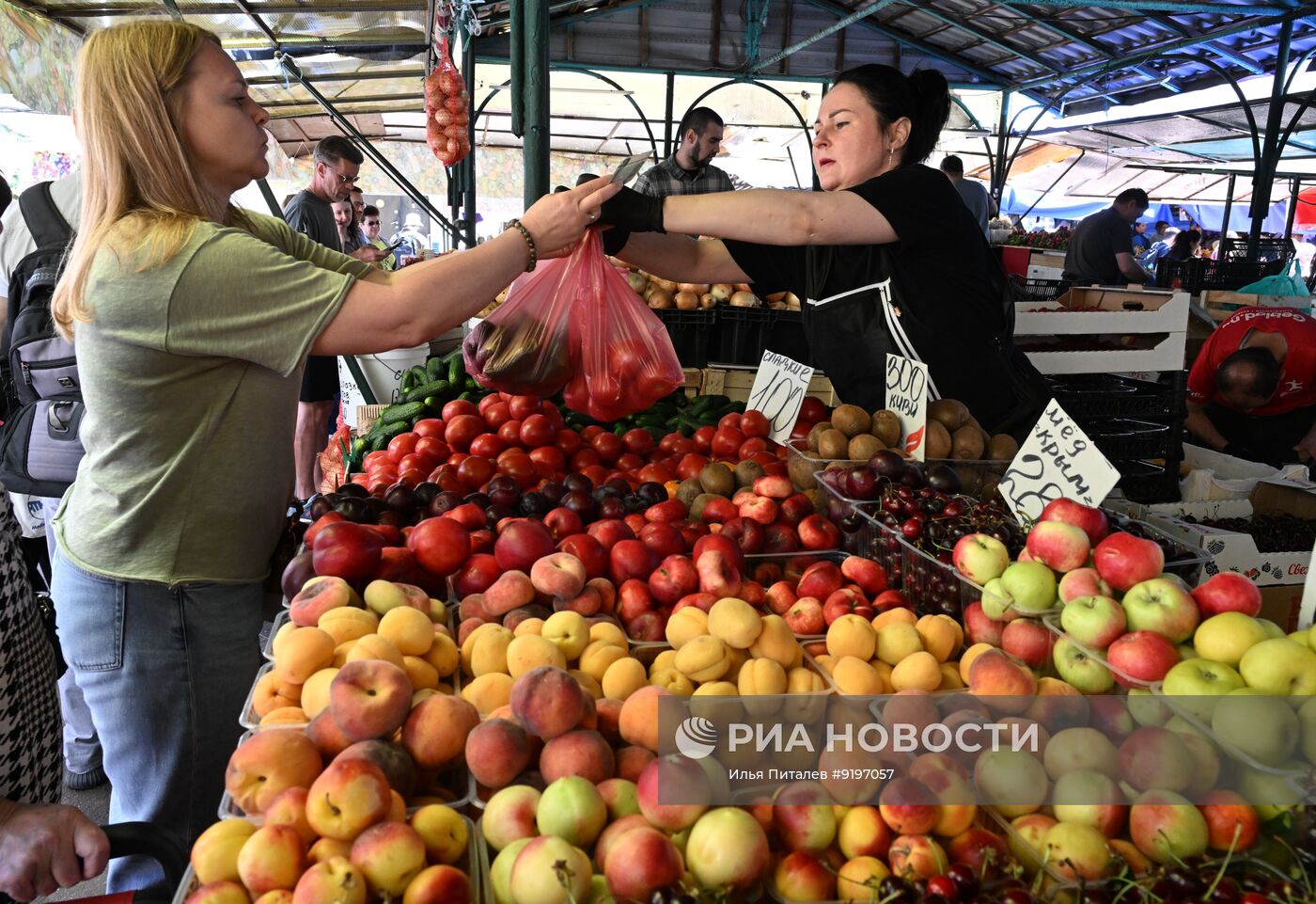 Продажа фруктов и ягод в Москве
