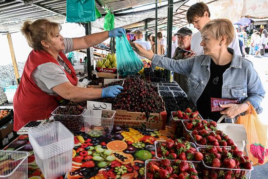 Продажа фруктов и ягод в Москве