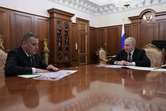 Президент Владимир Путин встретился с губернатором Курской области Александром Хинштейном