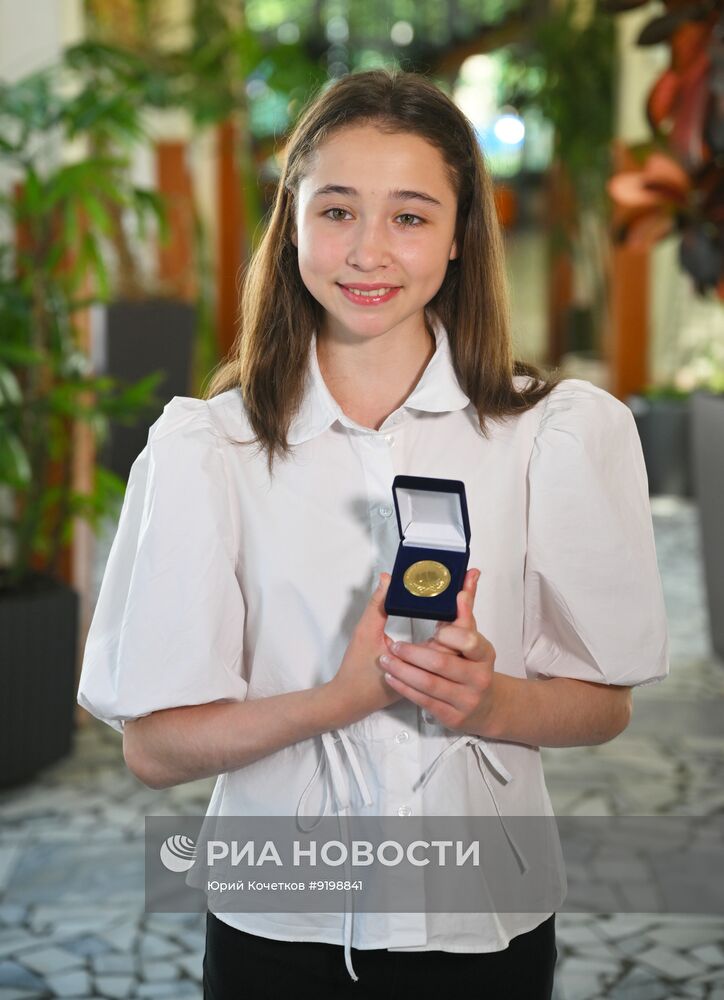 Выпускница Вера Захарова, получившая 400 баллов на ЕГЭ по четырем предметам
