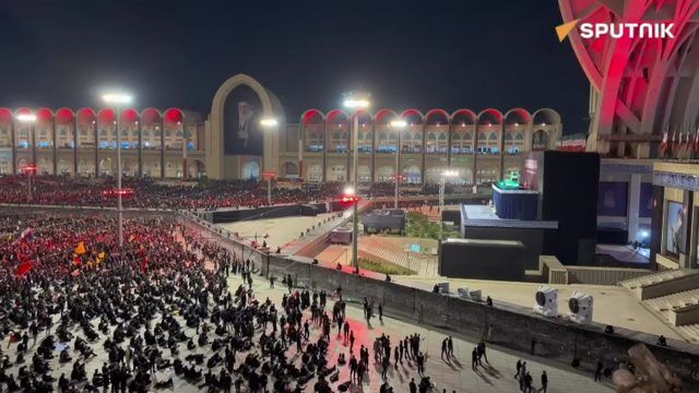 Поток людей в тегеранскую мечеть Мосаллы не прекращался даже ночью