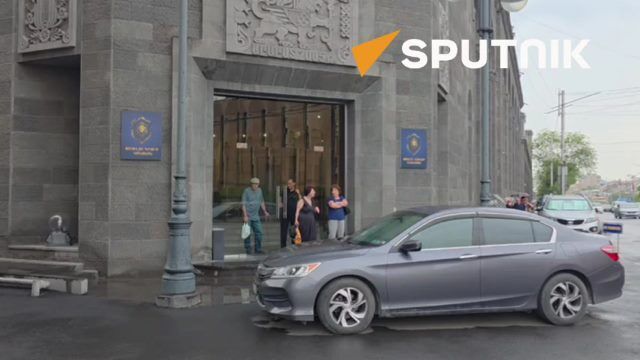 Ситуация у офиса, принадлежащего Гагику Царукяну "Мульти груп концерн" в Ереване