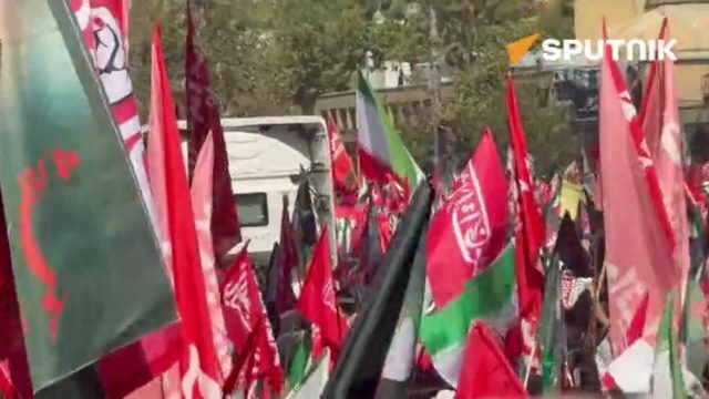 Гроб с телом Али Хаменеи везут по улицам Тегерана
