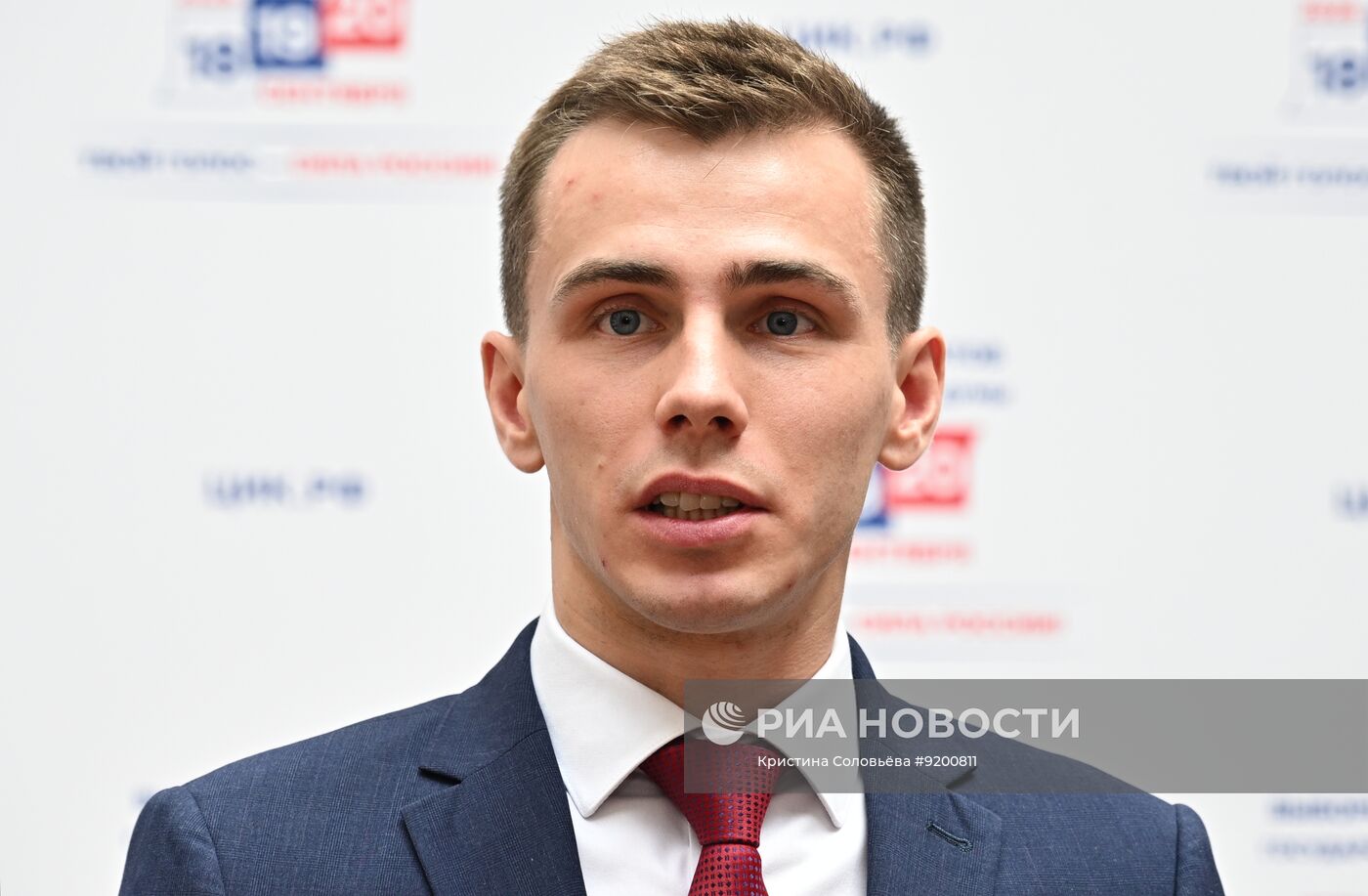 Сдача документов кандидатами "Единой России" в депутаты Госдумы РФ девятого созыва