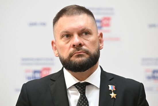 Сдача документов кандидатами "Единой России" в депутаты Госдумы РФ девятого созыва