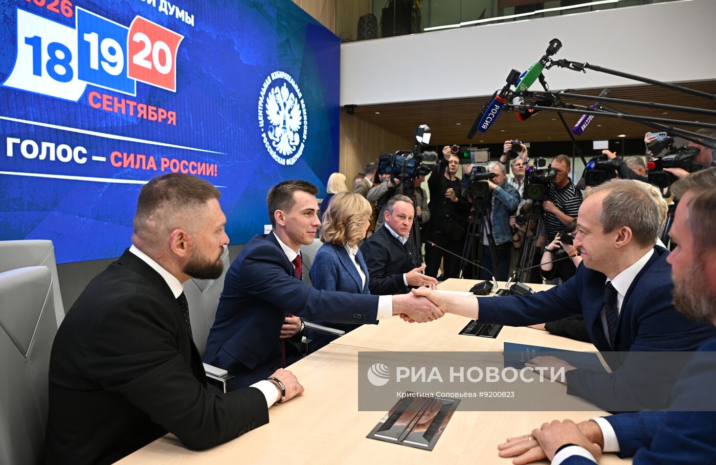 Сдача документов кандидатами "Единой России" в депутаты Госдумы РФ девятого созыва