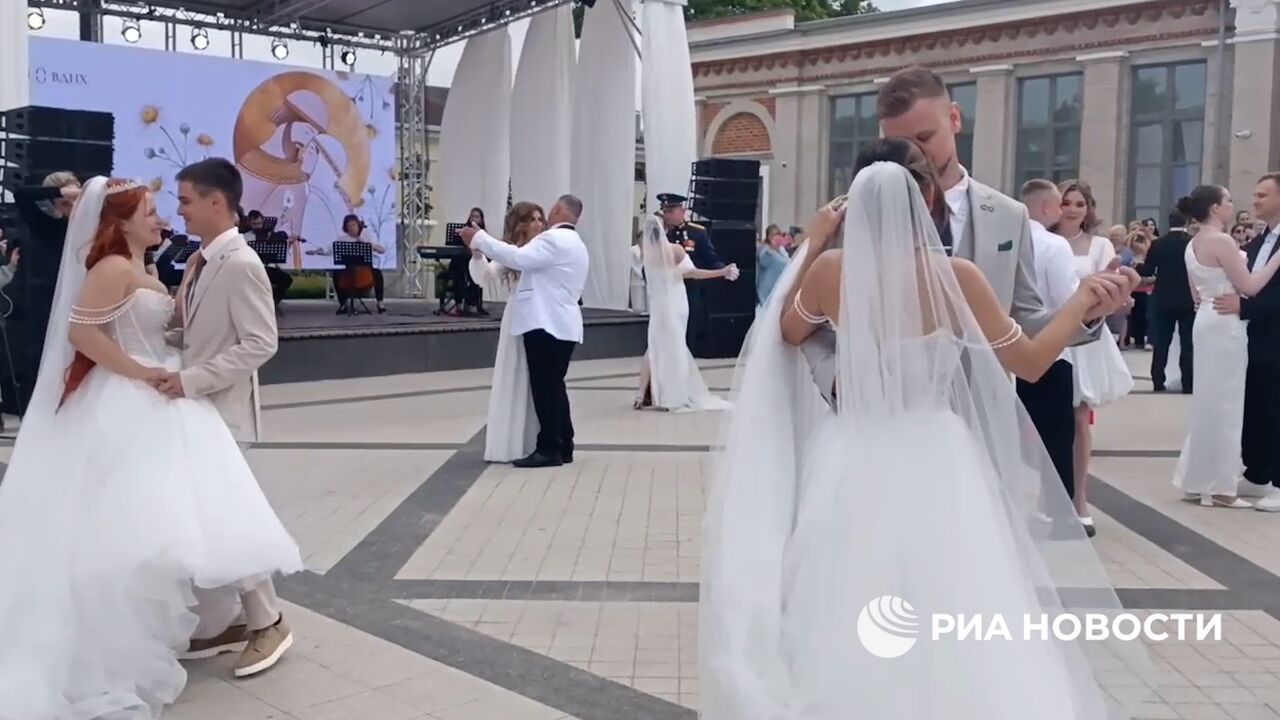 Свадебная церемония двадцати двух пар в Рязани