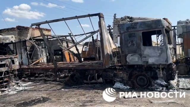 Автостоянка предприятия "Почта ЛНР" в Луганске после атаки БПЛА ВСУ