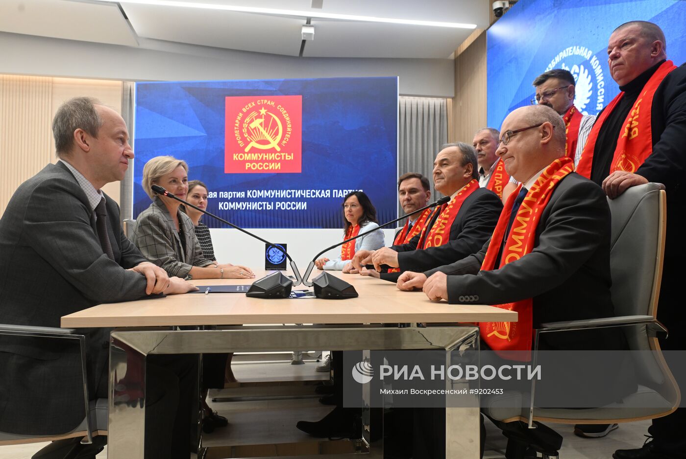 Подача документов партией "Коммунисты России" в ЦИК для заверения списков кандидатов на выборах депутатов Госдумы