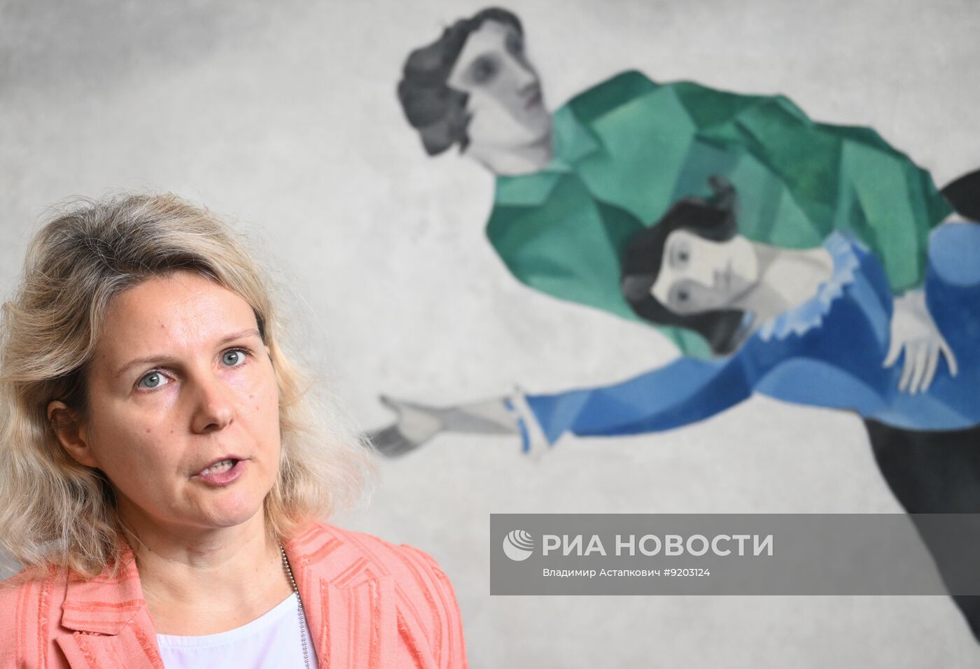 Подготовка картины Марка Шагала "Над городом" к отправке в Белоруссию