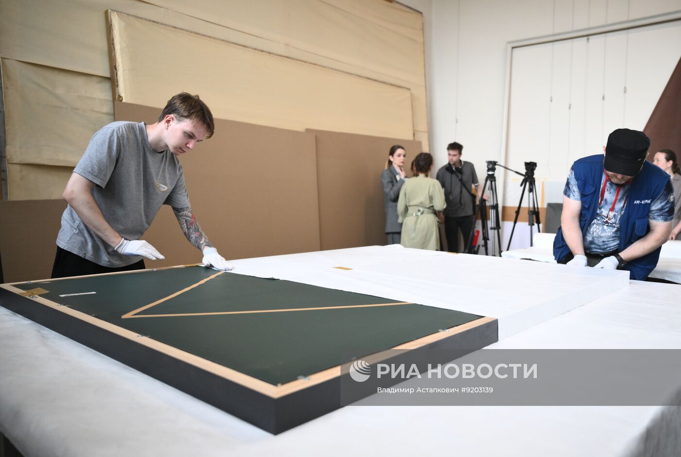 Подготовка картины Марка Шагала "Над городом" к отправке в Белоруссию