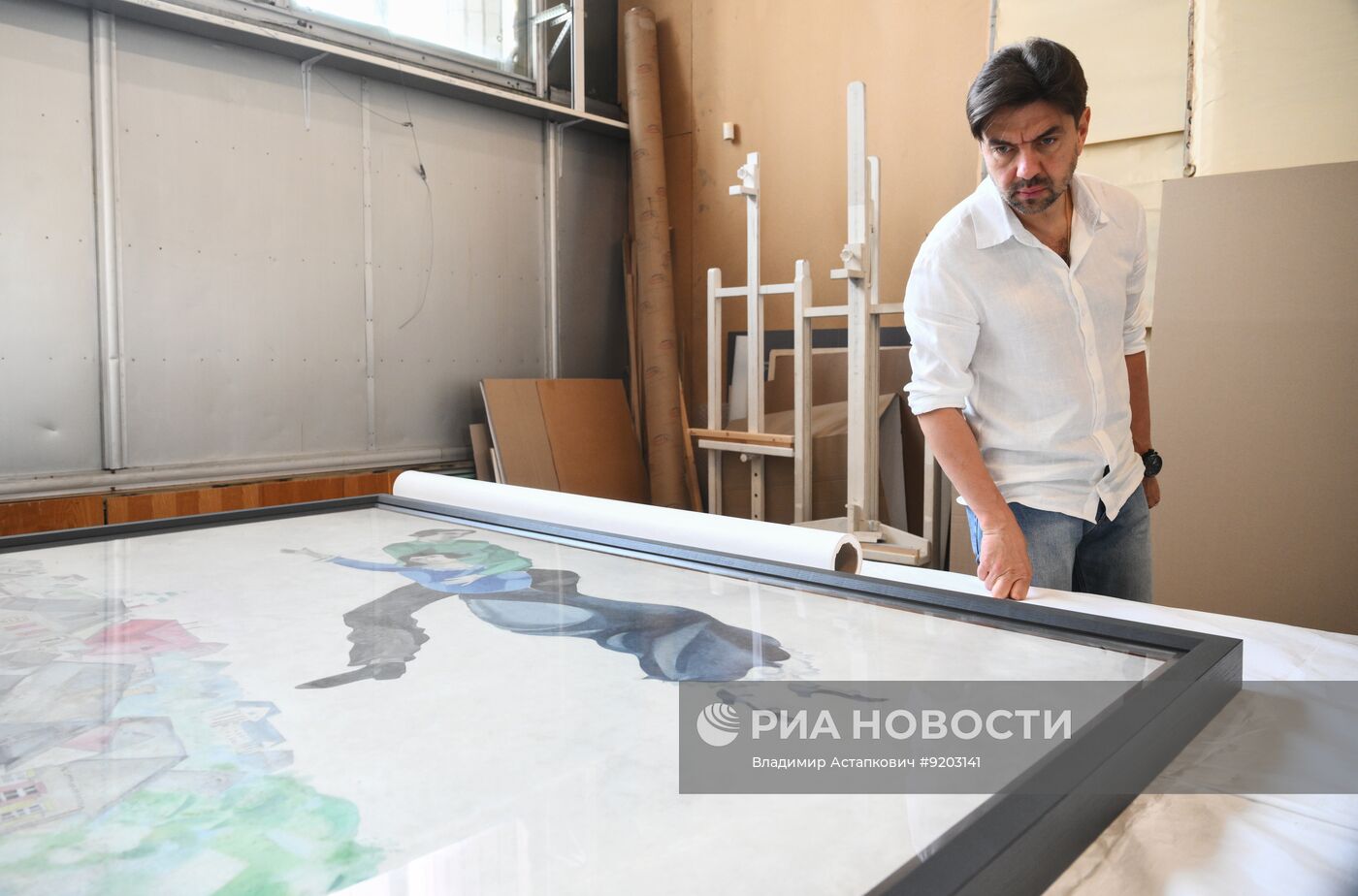 Подготовка картины Марка Шагала "Над городом" к отправке в Белоруссию