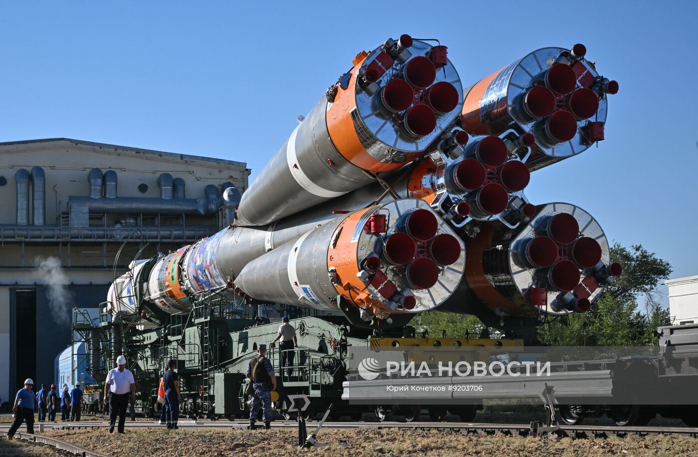 Вывоз РН "Союз-2-1а" с транспортным пилотируемым кораблем "Союз МС-29" на стартовый комплекс космодрома Байконур