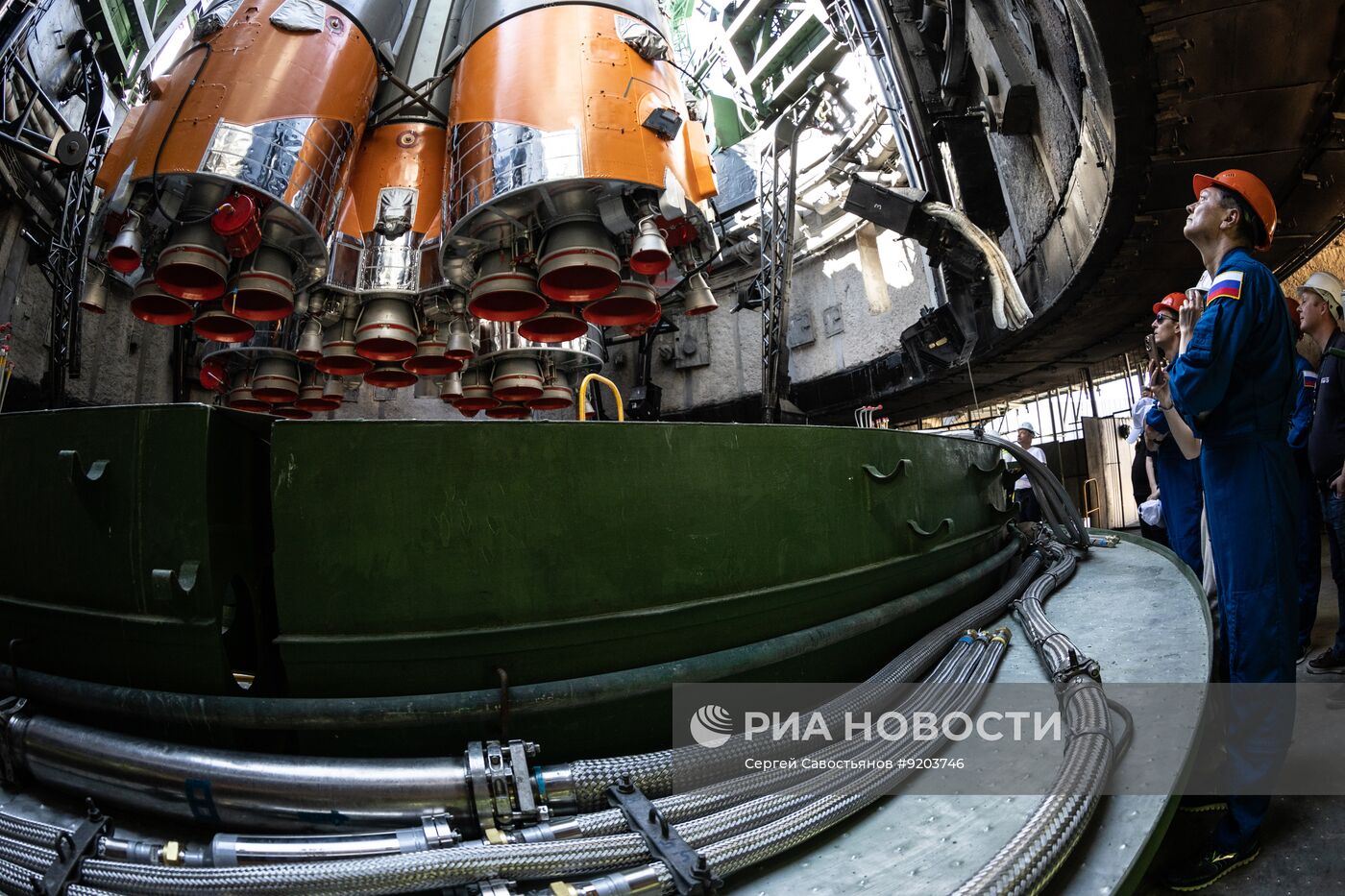 Вывоз РН "Союз-2-1а" с транспортным пилотируемым кораблем "Союз МС-29" на стартовый комплекс космодрома Байконур