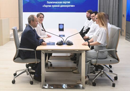 Сдача документов кандидатами от партии "Партия прямой демократии" в депутаты Госдумы РФ девятого созыва